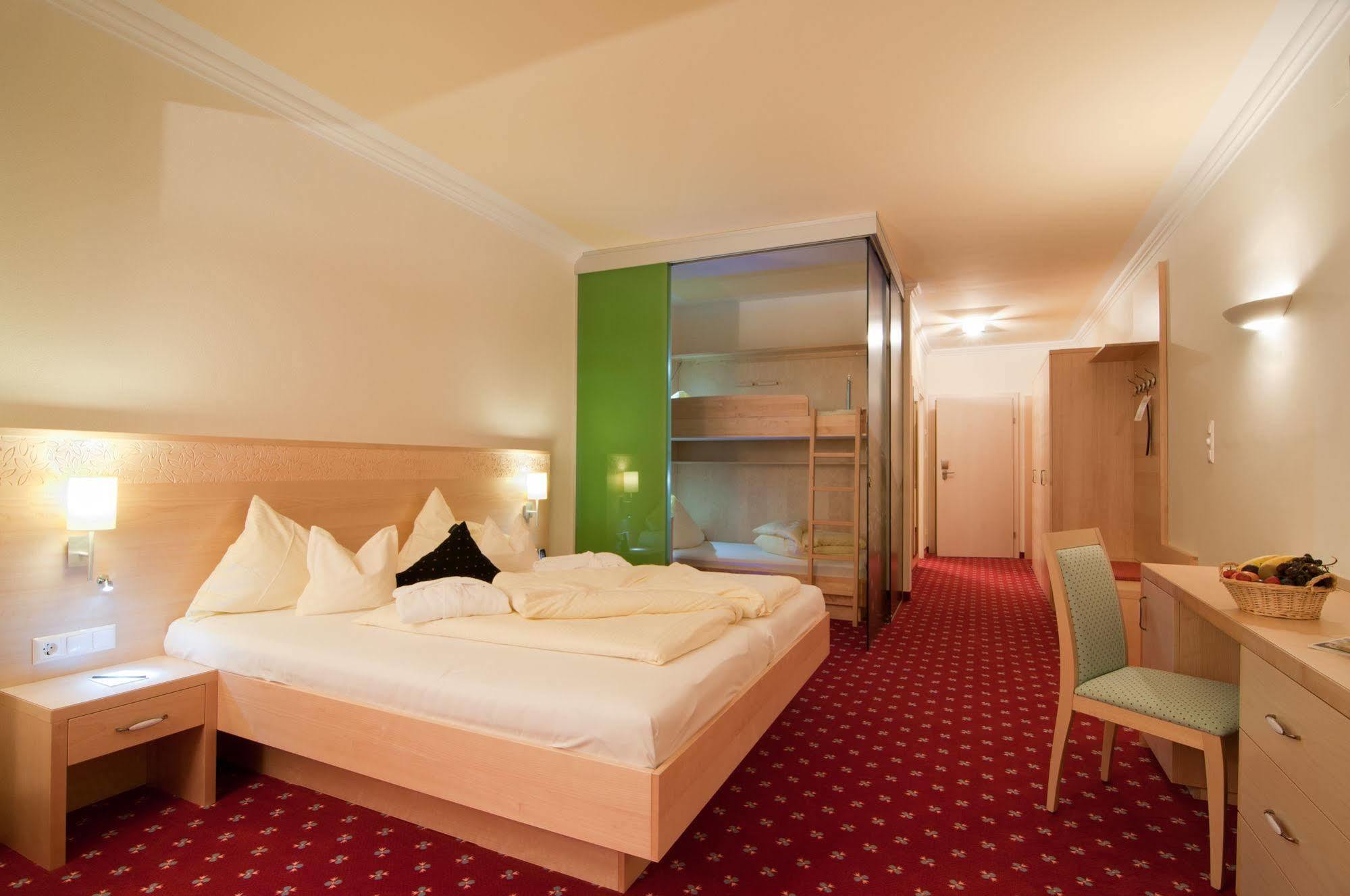 Family & Sporthotel Kaerntnerhof Bad Kleinkirchheim Ngoại thất bức ảnh